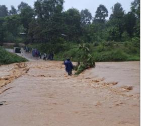  Nhiều ngầm, tràn qua suối ở Quảng Trị ngập sâu, chảy xiết 