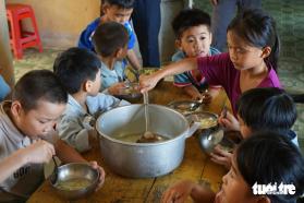 Bữa ăn có đủ thịt, rau của học sinh Làng Nủ sau những ngày mưa lũ thiếu thực phẩm