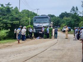 Đi thăm mộ về, cụ già 80 tuổi bị xe tải lùi tông chết  第1张