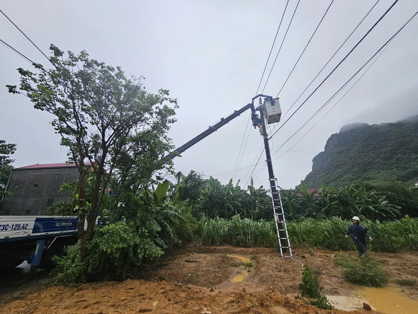  Nhờ chuẩn bị kỹ lưỡng, bão số 4 không gây thiệt hại lớn tới lưới điện miền Trung 