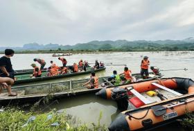 Tuyên dương nhóm nam sinh cứu người bị nước lũ cuốn trôi