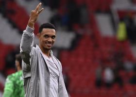 Alexander-Arnold châm chọc CĐV Man Utd 