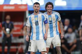 De Paul: 'Băng thủ quân Argentina vẫn thuộc về Messi' 