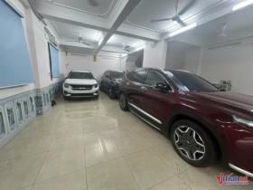 Các chủ showroom ô tô ở Hà Nội cuống cuồng 'di tản' xe, lo nhất siêu xe bị ngập