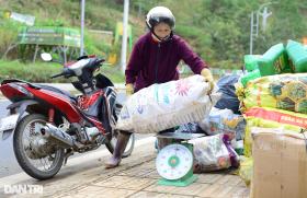 Nông dân Đà Lạt mang vỏ thuốc trừ sâu đi đổi quà tặng