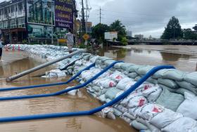 Đường phố Chiang Mai chìm trong nước lũ 