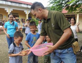 Vượt lũ mang Trung thu cho trẻ