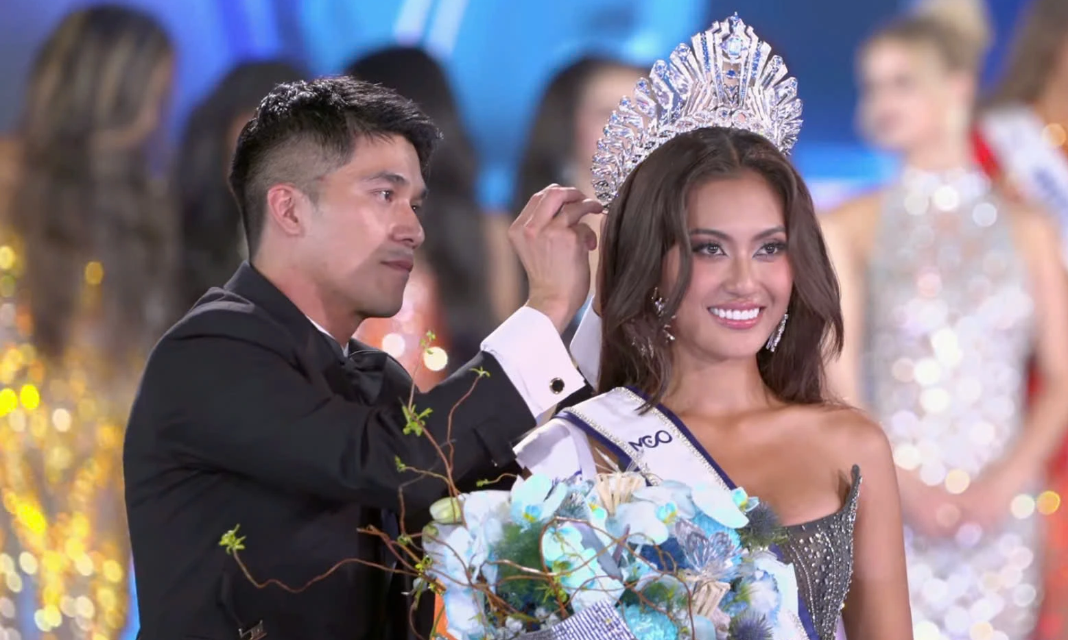 Mỹ nhân Indonesia đăng quang Miss Cosmo 