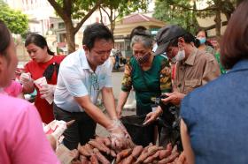 Á khôi Áo dài Việt Nam 2024 Nguyễn Khánh Linh dành tặng hơn 400kg khoai lang cho bệnh nhân hoàn cảnh khó khăn