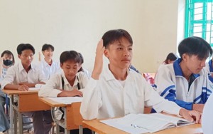 Cô trò vùng cao lo lắng vì lớp học nằm cheo leo dưới chân núi có nguy cơ sạt lở