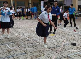 Học sinh bất ngờ trải nghiệm trò chơi dân gian khi thi 'văn hay chữ tốt'