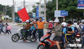 Vụ thầy cô giáo ra quốc lộ 1 cầm cờ xin đường cho học sinh: Nên lắp đèn tín hiệu giao thông