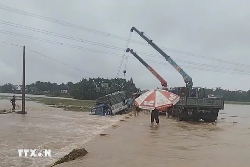  Thanh Hóa: Mưa lũ cuốn trôi người và một xe tải chở cây keo giống 