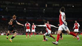 Arsenal thắng nhờ bàn phản lưới ở Champions League 