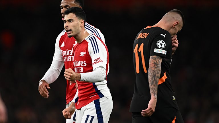 Arsenal thắng nhờ bàn phản lưới ở Champions League 