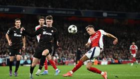 Arsenal thắng nhờ bàn phản lưới ở Champions League 